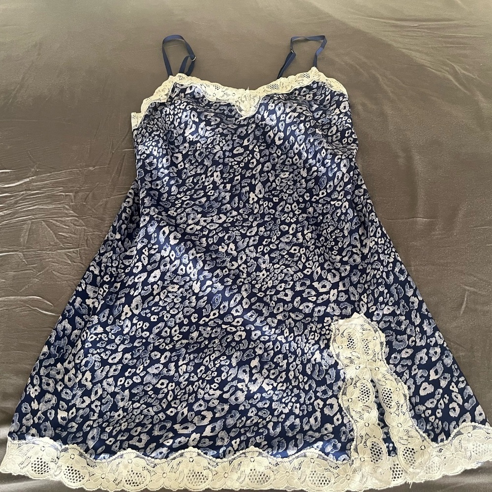 Victoria's Secret Navy and White Leopard Print - Picture 2 of 4